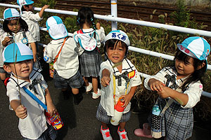 電車を見にお散歩へでかけました　ぱんだ・こあら