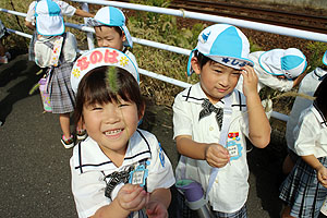 電車を見にお散歩へでかけました　ぱんだ・こあら