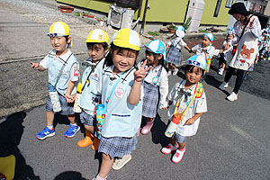 電車を見にお散歩へでかけました　ぱんだ・こあら