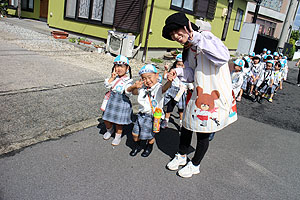 電車を見にお散歩へでかけました　ぱんだ・こあら