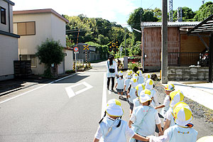 電車を見にお散歩へでかけました　ぱんだ・こあら