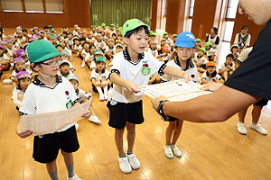 運動会の表彰式　　年長組