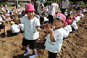 エンゼル自然体験農園でおいもほり　　年中　NO.2