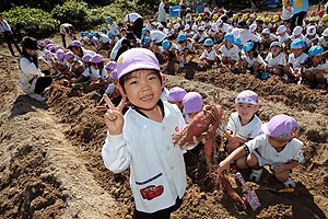 エンゼル自然体験農園でおいもほり　　年中　NO.2