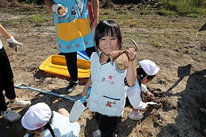 エンゼル自然体験農園でおいもほり　　年中　NO.2