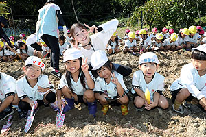 エンゼル自然体験農園でおいもほり　　年中　NO.1