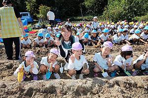 エンゼル自然体験農園でおいもほり　　年中　NO.1