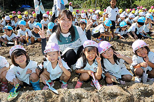 エンゼル自然体験農園でおいもほり　　年中　NO.1