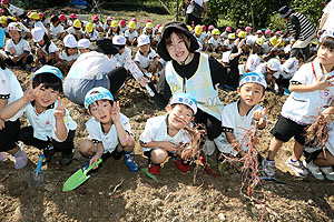 エンゼル自然体験農園でおいもほり　　年中　NO.1