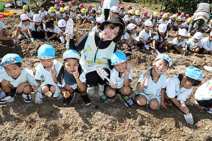 エンゼル自然体験農園でおいもほり　　年中　NO.1