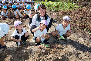 エンゼル自然体験農園でおいもほり　　年中　NO.1