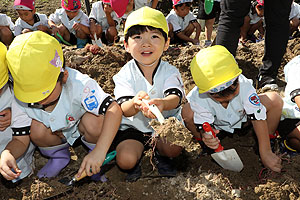 エンゼル自然体験農園でおいもほり　　年中　NO.1