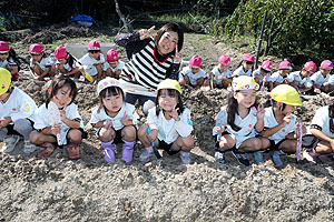 エンゼル自然体験農園でおいもほり　　年中　NO.1