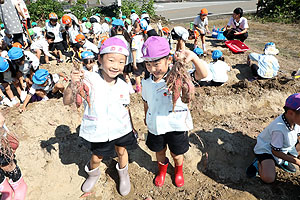 エンゼル自然体験農園でおいもほり　　年長　NO.2