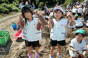 エンゼル自然体験農園でおいもほり　　年長　NO.2