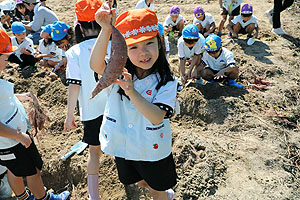 エンゼル自然体験農園でおいもほり　　年長　NO.2