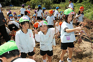 エンゼル自然体験農園でおいもほり　　年長　NO.2