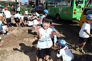 エンゼル自然体験農園でおいもほり　　年長　NO.2