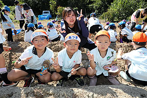 エンゼル自然体験農園でおいもほり　　年長　NO.1