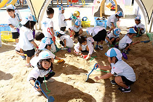 園庭の砂場でおいもほりごっこ　ことり・こあら