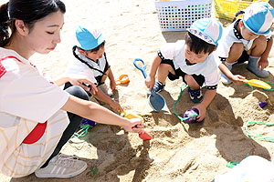 園庭の砂場でおいもほりごっこ　ことり・こあら