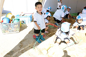 園庭の砂場でおいもほりごっこ　ことり・こあら