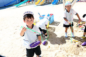 園庭の砂場でおいもほりごっこ　ことり・こあら