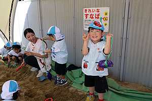 園庭の砂場でおいもほりごっこ　ことり・こあら