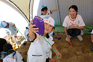 園庭の砂場でおいもほりごっこ　ことり・こあら