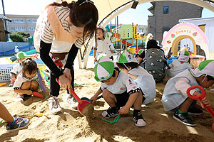 園庭の砂場でおいもほりごっこ　ことり・こあら