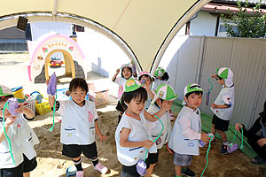 園庭の砂場でおいもほりごっこ　ことり・こあら