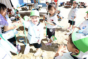 園庭の砂場でおいもほりごっこ　ことり・こあら