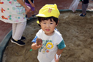 キッズガーデンの砂場でおいもほりごっこ　あひる・ひよこ