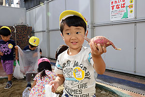 キッズガーデンの砂場でおいもほりごっこ　あひる・ひよこ