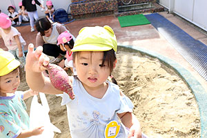 キッズガーデンの砂場でおいもほりごっこ　あひる・ひよこ