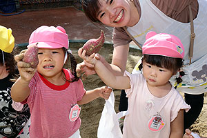 キッズガーデンの砂場でおいもほりごっこ　あひる・ひよこ