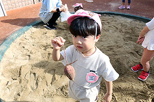 キッズガーデンの砂場でおいもほりごっこ　あひる・ひよこ