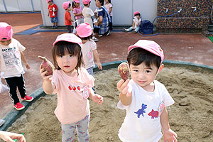 キッズガーデンの砂場でおいもほりごっこ　あひる・ひよこ