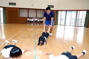 体操教室　ー鉄棒ー　ばら