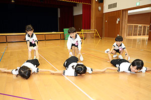 体操教室　ー鉄棒ー　ばら