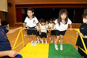 体操教室　ー鉄棒ー　ばら