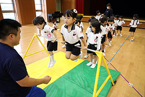 体操教室　ー鉄棒ー　ばら