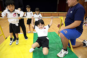 体操教室　ー鉄棒ー　ばら