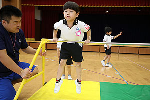 体操教室　ー鉄棒ー　ばら