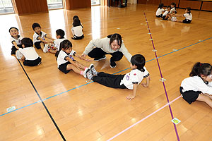 体操教室　ー鉄棒ー　すみれ