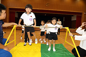 体操教室　ー鉄棒ー　すみれ