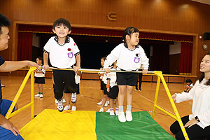 体操教室　ー鉄棒ー　すみれ