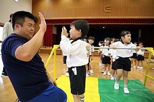 体操教室　ー鉄棒ー　すみれ