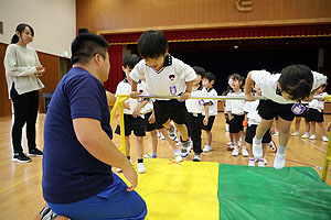 体操教室　ー鉄棒ー　すみれ