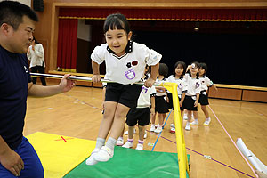 体操教室　ー鉄棒ー　すみれ